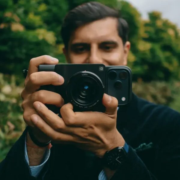 Cet accessoire transforme votre iPhone en appareil photo boosté à l’IA, c’est bluffant