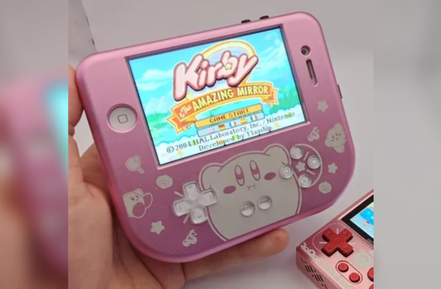 Cette console portable qui lance des jeux PlayStation est en réalité un iPhone 4S