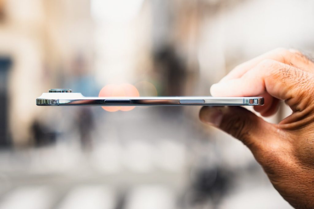 Un iPhone pliant aussi fin que résistant : Apple aurait trouvé l’astuce