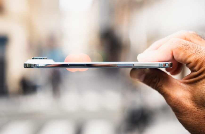 Un iPhone pliant aussi fin que résistant : Apple aurait trouvé l’astuce