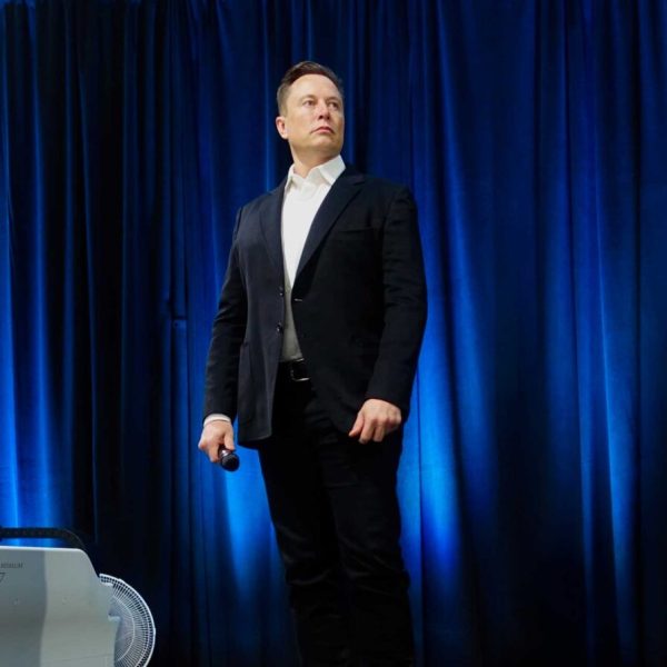 Elon Musk passe le cap des 500 milliards de dollars de fortune, un record historique
