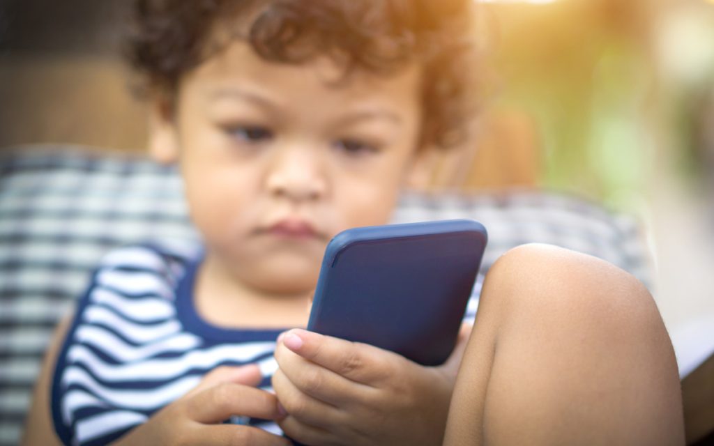 Les enfants utilisent l’IA dès 5 ans, comment mieux les protéger ?