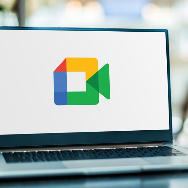 Google Meet efface vos cernes et vous relooke en un instant grâce à cette nouvelle fonction IA