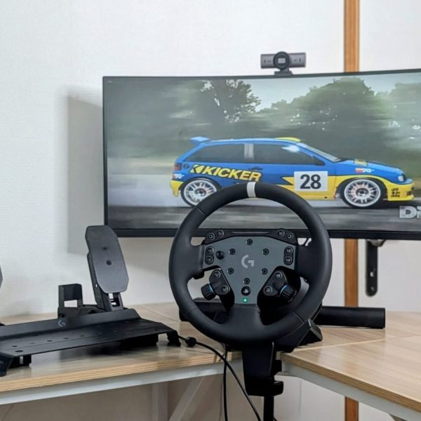 Test Logitech RS50 et RS Pedals : le volant Direct Drive qui veut faire trembler Fanatec