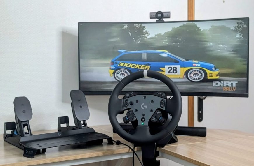 Test Logitech RS50 et RS Pedals : le volant Direct Drive qui veut faire trembler Fanatec