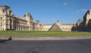 Vidéosurveillance, agents de sécurité, alertes : après le cambriolage au Louvre, les failles de sécurité pointées du doigt
