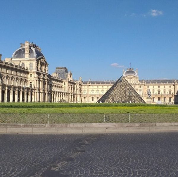 Vidéosurveillance, agents de sécurité, alertes : après le cambriolage au Louvre, les failles de sécurité pointées du doigt