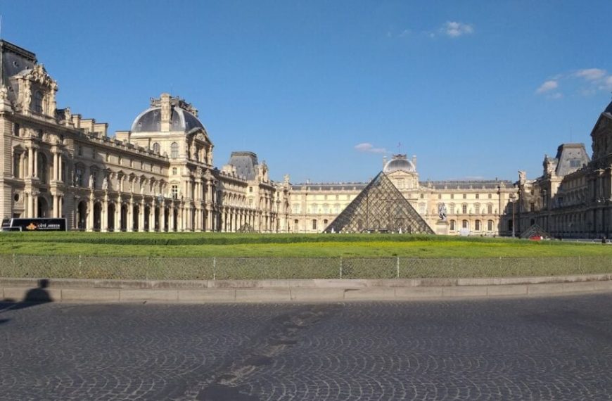 Vidéosurveillance, agents de sécurité, alertes : après le cambriolage au Louvre, les failles de sécurité pointées du doigt
