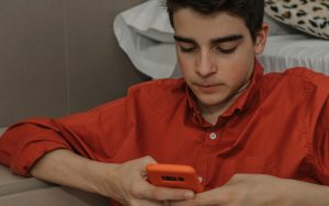 Votre ado discute trop souvent avec un chatbot IA sur Instagram ? Vous allez pouvoir y mettre fin en une seconde