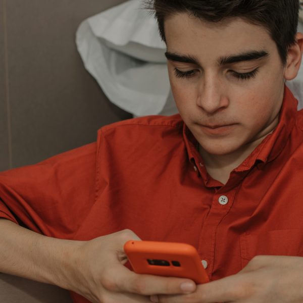 Votre ado discute trop souvent avec un chatbot IA sur Instagram ? Vous allez pouvoir y mettre fin en une seconde