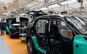 Une pénurie de voitures électriques et hybrides menace le monde, c’est imminent