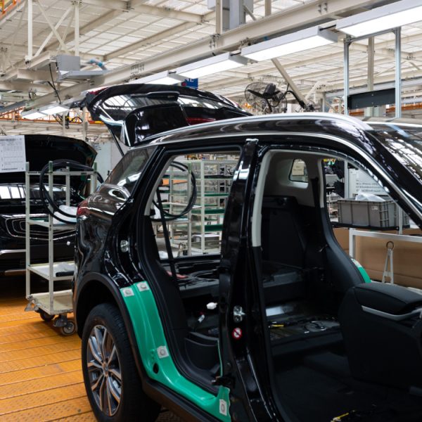 Une pénurie de voitures électriques et hybrides menace le monde, c’est imminent