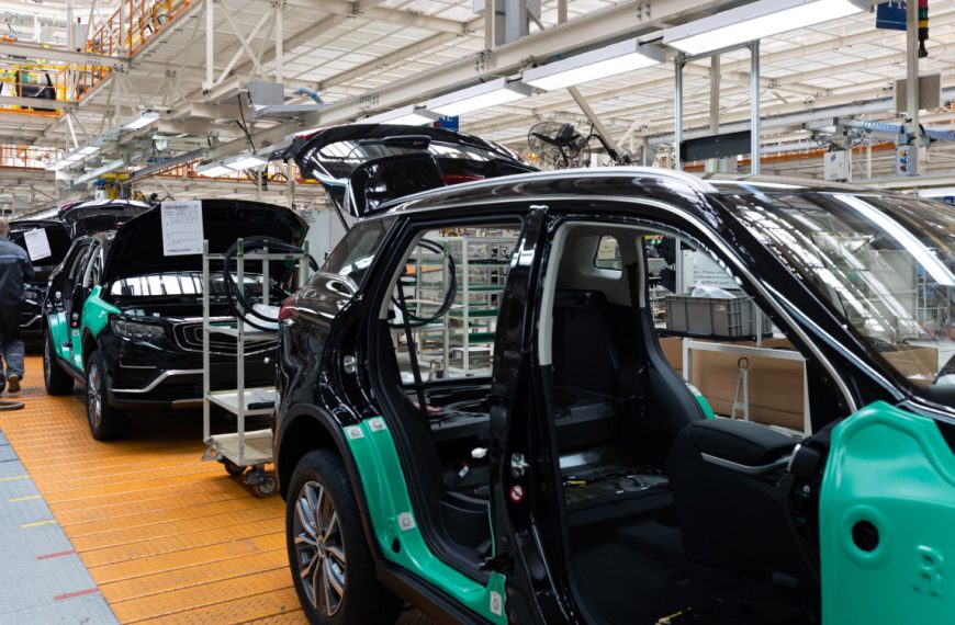 Une pénurie de voitures électriques et hybrides menace le monde, c’est imminent