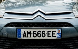 Vous allez bientôt voir des plaques d’immatriculation roses sur les voitures, voici pourquoi