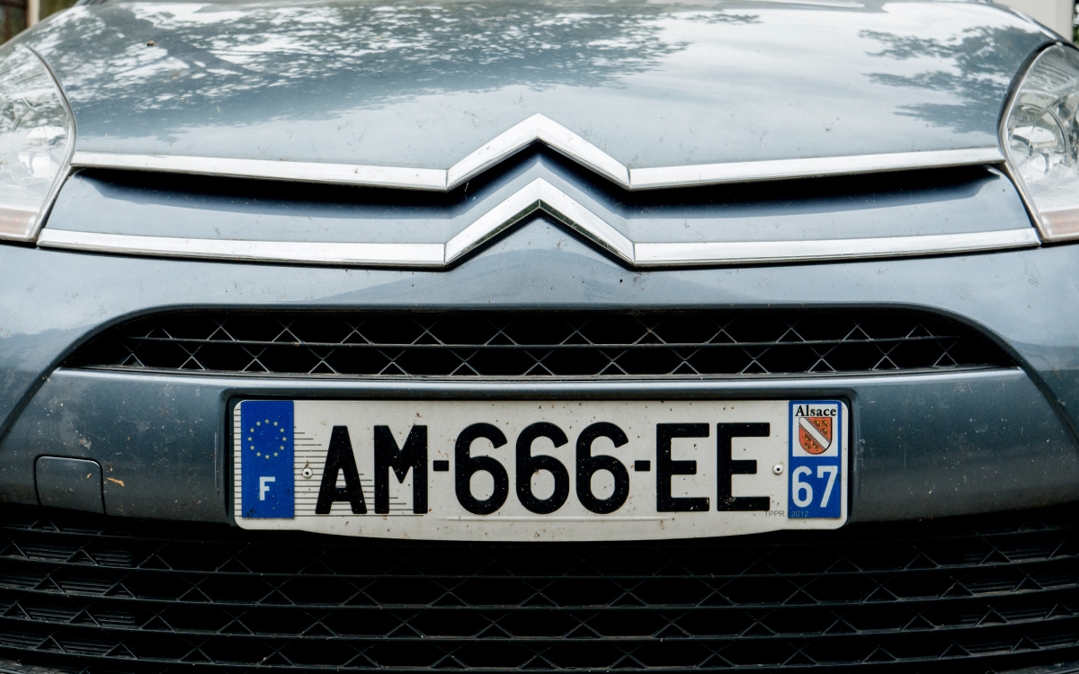Vous allez bientôt voir des plaques d’immatriculation roses sur les voitures, voici pourquoi
