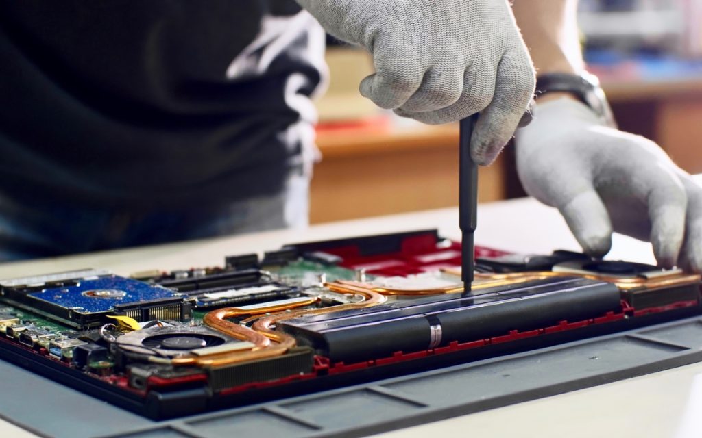 Faire réparer son PC portable en atelier, c’est moins cher qu’en racheter un neuf ? Voici combien ça coûte vraiment