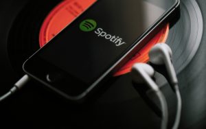 La France veut taxer les téléchargements de musique sur Spotify et de séries sur Netflix