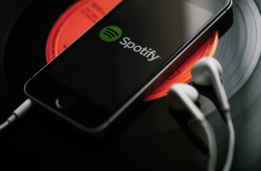 La France veut taxer les téléchargements de musique sur Spotify et de séries sur Netflix
