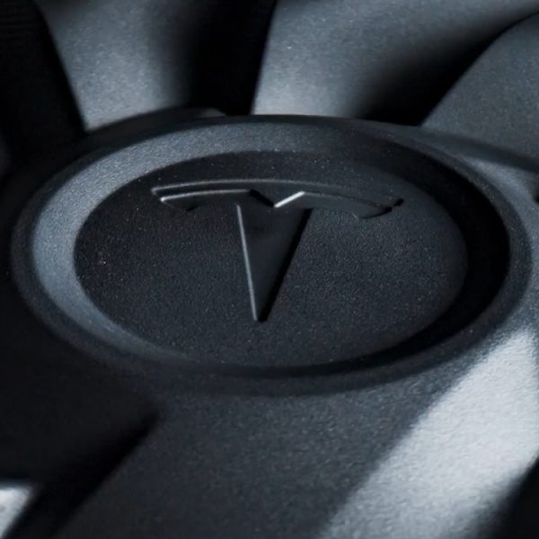 Tesla tease la présentation d’une nouvelle voiture, mais laquelle ?