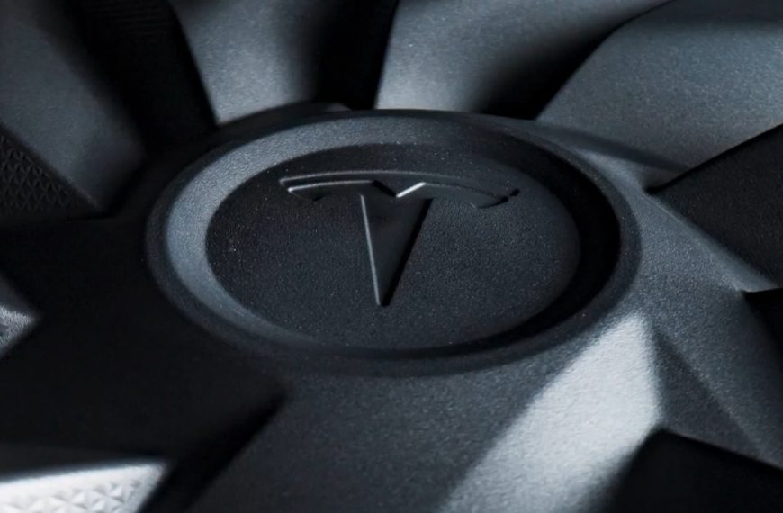 Tesla tease la présentation d’une nouvelle voiture, mais laquelle ?
