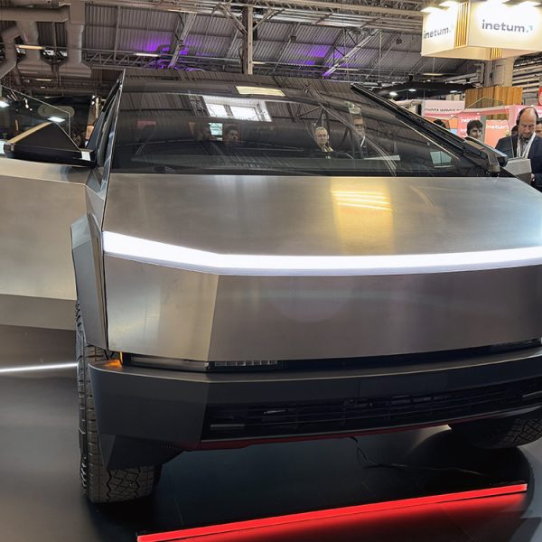 Encore un raté pour le Cybertruck, une mauvaise colle crée un rappel de 10 % des pick-up électriques