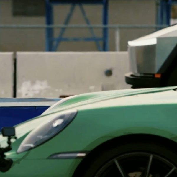 Elon Musk vit toujours dans son monde avec son faux exploit du Cybertruck face à la Porsche 911