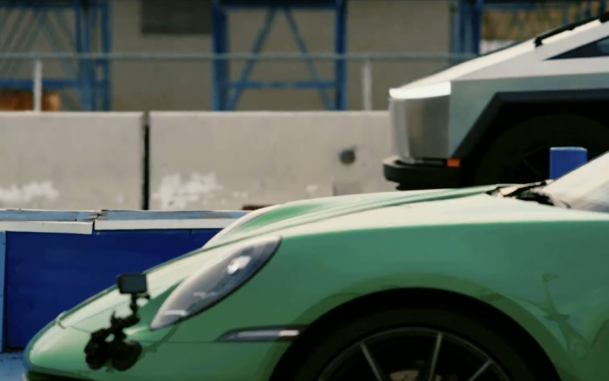 Elon Musk vit toujours dans son monde avec son faux exploit du Cybertruck face à la Porsche 911