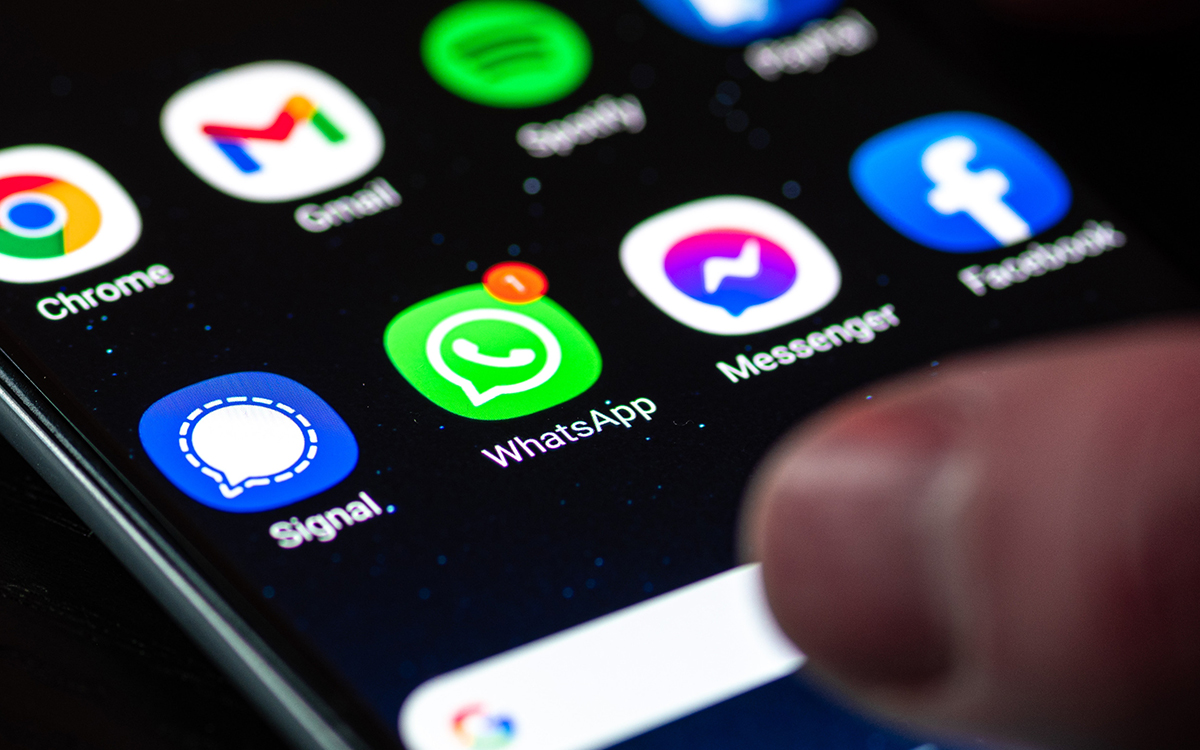 Peu de gens le savent, mais il est possible d’utiliser ChatGPT directement dans WhatsApp. Voici comment faire