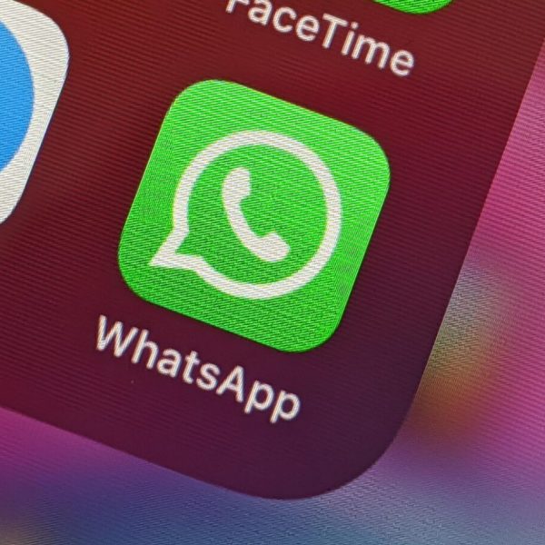 WhatsApp : la traduction locale des messages arrive sur l’iPhone