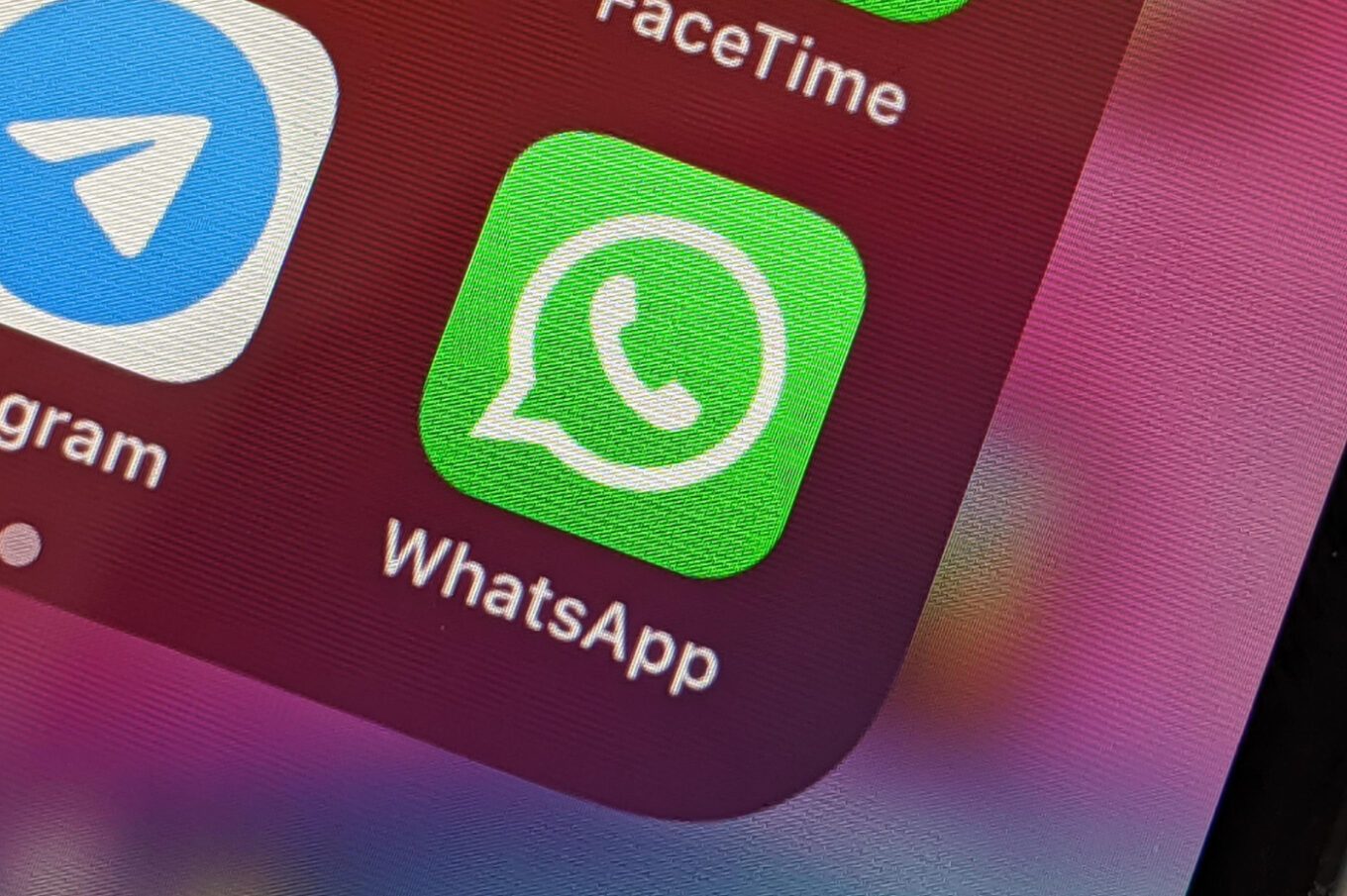WhatsApp : la traduction locale des messages arrive sur l’iPhone