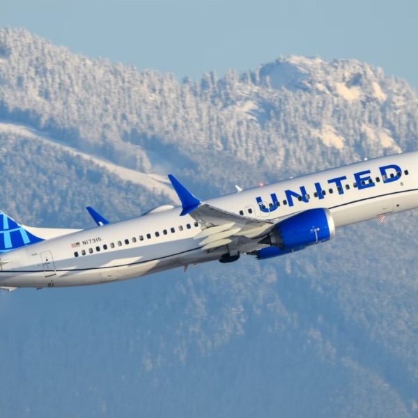 Un objet non identifié percute un Boeing 737 à 10 000 m d’altitude : les 5 théories qui affolent le web