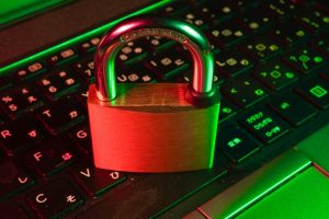 Malgré un précédent échec, Londres réclame de nouveau une porte dérobée à Apple pour iCloud