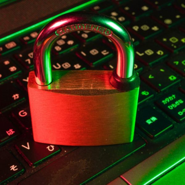 Malgré un précédent échec, Londres réclame de nouveau une porte dérobée à Apple pour iCloud