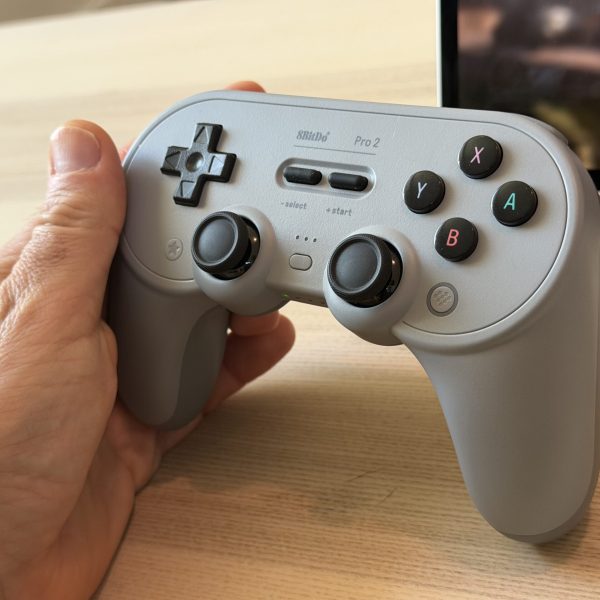 Cette manette de jeu 8bitDo, fonctionne sur PC, sur Switch, sur Android, sur Mac, sur iPad… partout !