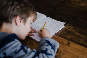 Ai-je le droit de géolocaliser mon enfant à l’école ? Un parent d’élève gagne une première manche devant la justice