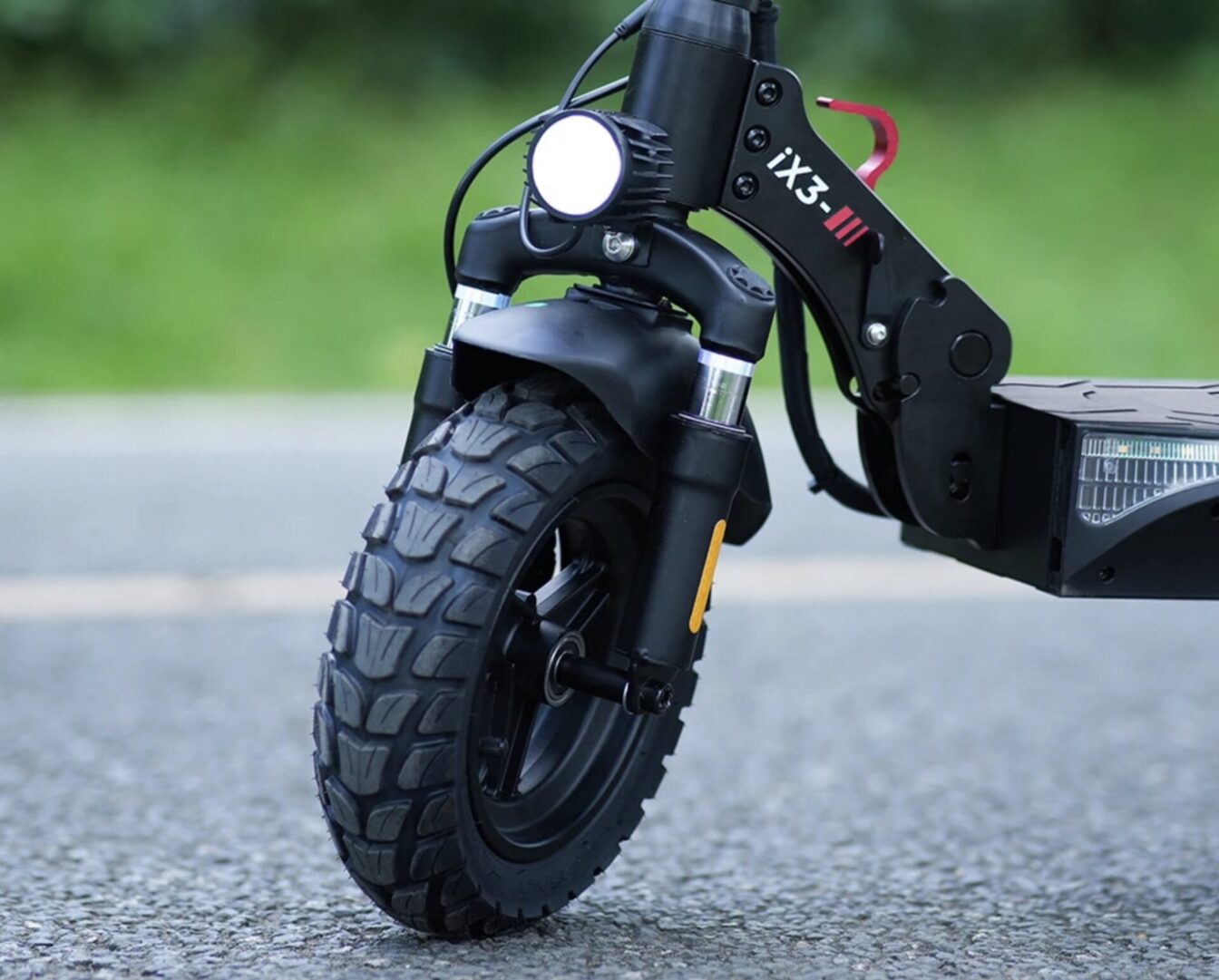 800W au pouce, 40 km sur l’asphalte et prix plancher : cette trottinette s’écoule par containers 🚢
