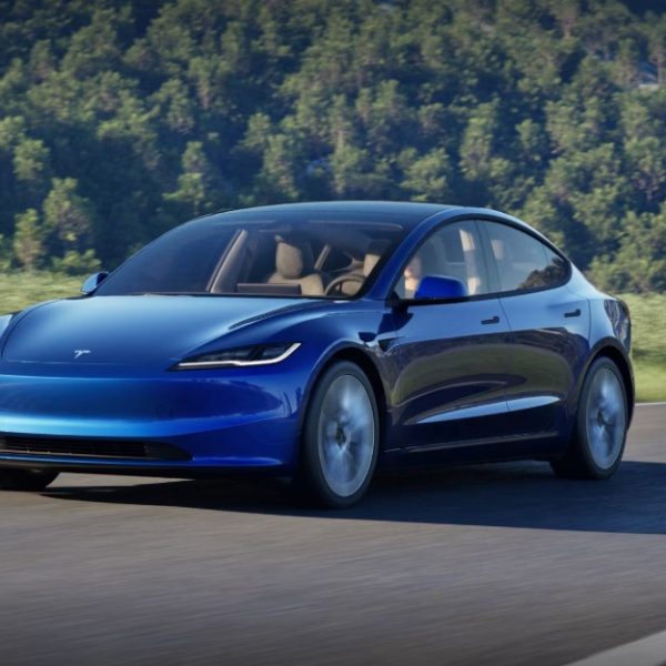 La Tesla Model 3 gagne en autonomie et retrouve enfin un vrai levier de clignotants dans ce restylage tant attendu