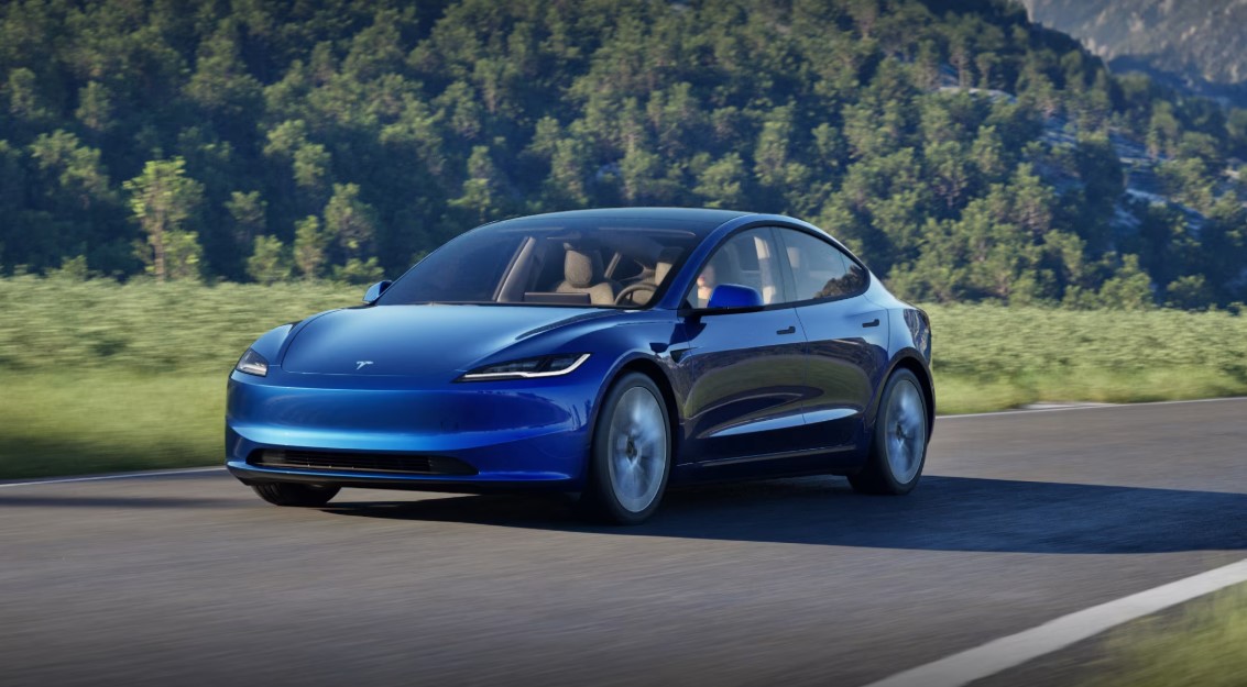 La Tesla Model 3 gagne en autonomie et retrouve enfin un vrai levier de clignotants dans ce restylage tant attendu