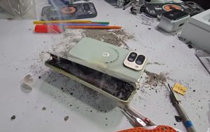 Le Pixel 10 Pro Fold prend feu et explose lors d’un test de durabilité, la vidéo fait froid dans le dos