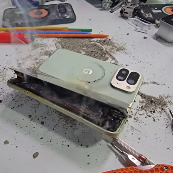 Le Pixel 10 Pro Fold prend feu et explose lors d’un test de durabilité, la vidéo fait froid dans le dos