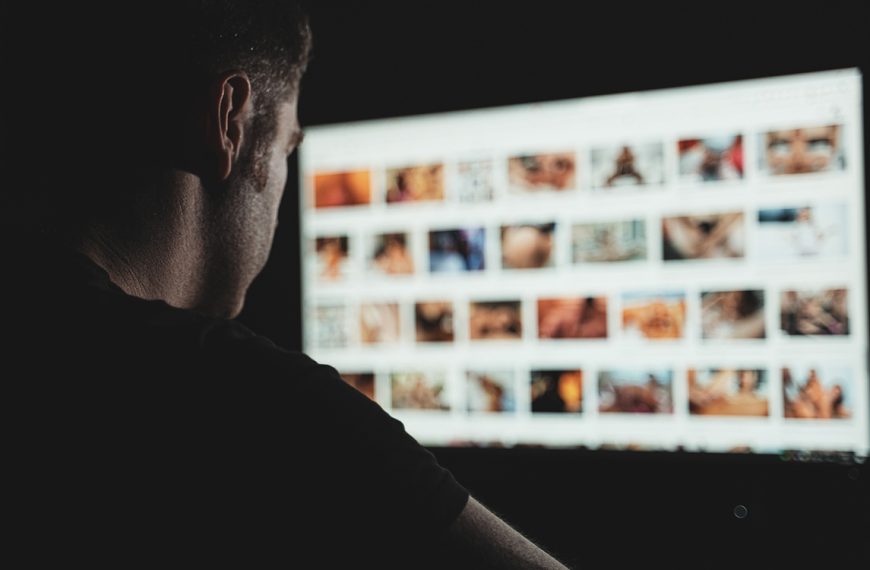 Des employés de Facebook et Instagram téléchargent des films X au travail, et ça pourrait coûter cher à Meta