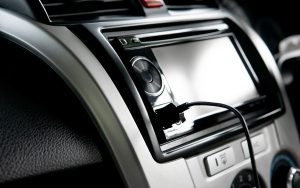 Ne branchez surtout pas ces accessoires sur le port USB de votre voiture, on vous explique pourquoi