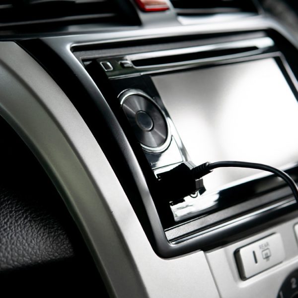 Ne branchez surtout pas ces accessoires sur le port USB de votre voiture, on vous explique pourquoi