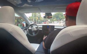 Même avec un chauffeur, les Robotaxi de Tesla continuent de se planter