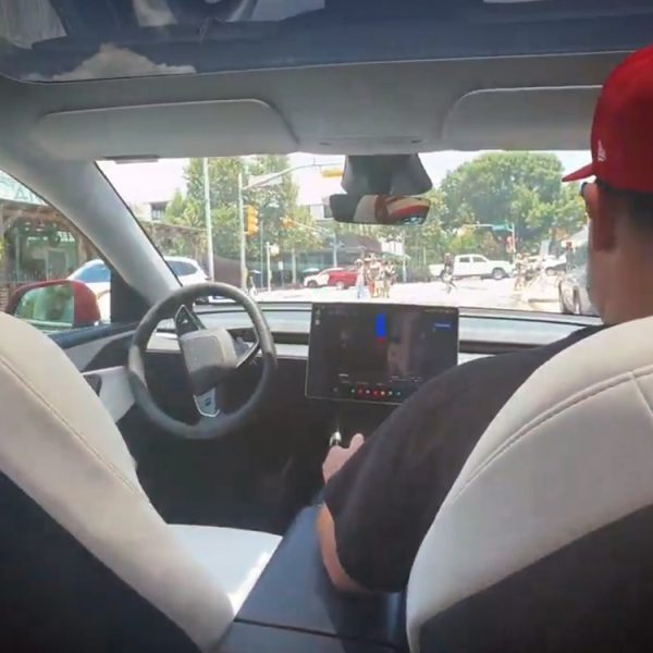 Même avec un chauffeur, les Robotaxi de Tesla continuent de se planter