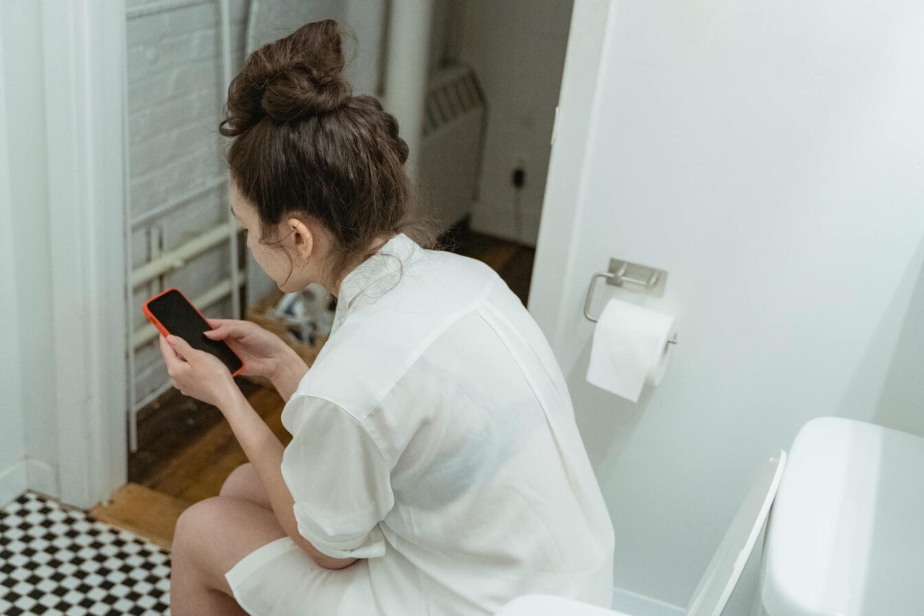 Smartphone aux WC, attention danger