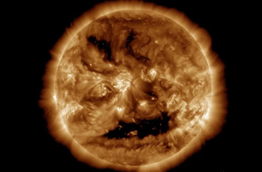 Le Soleil semble sourire pour Halloween dans cette photo terrifiante prise par la NASA
