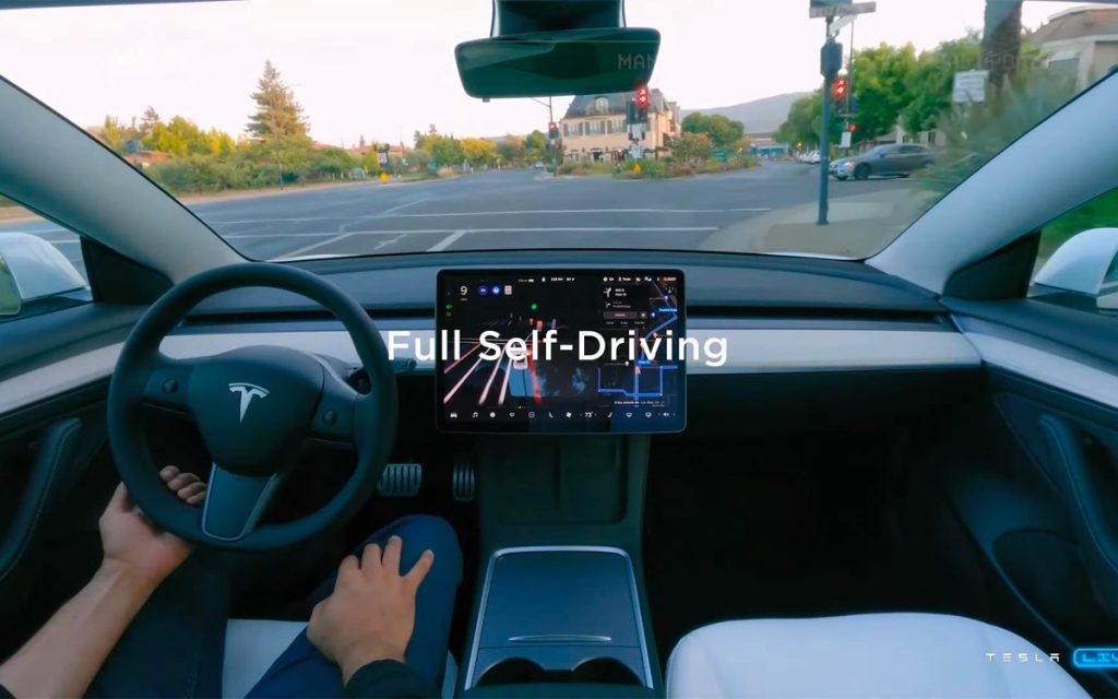 Cette vidéo virale montre une Tesla qui roule toute seule, mais la réalité est toute autre