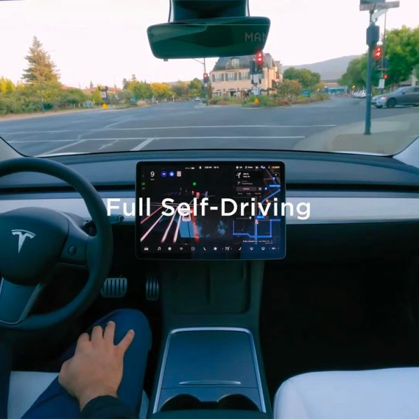 Cette vidéo virale montre une Tesla qui roule toute seule, mais la réalité est toute autre