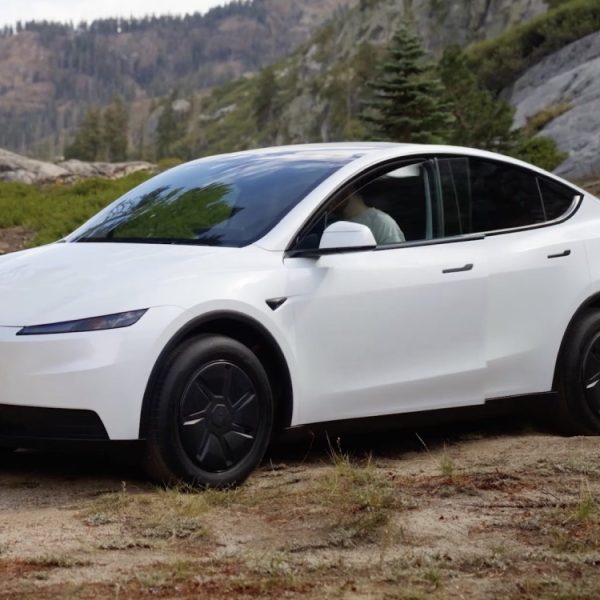 Voici pourquoi même les fans les plus fidèles de Tesla traitent les nouveaux modèles de poubelles